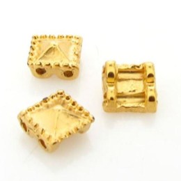 Entremeio Ouro Flash 8 mm Piramide 5  unidades