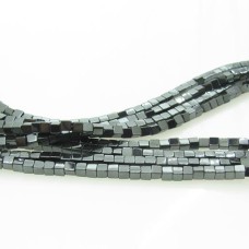 Pedra hematita cubo 3 mm fio aprox. 140 unidades