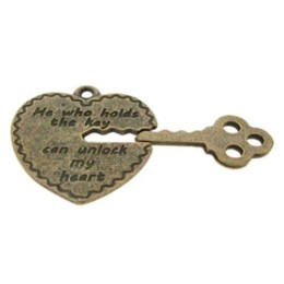 Pingente Ouro Velho 27x25 mm Coração com Chave 1  unidades